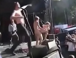 Roqueiro famoso faz sexo com f&atilde_ no palco durante o show